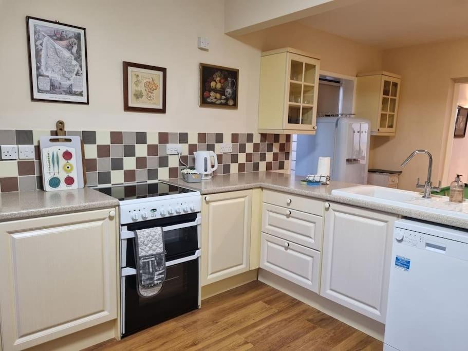 Spacious Detached Home With Beautiful Seaviews, Sleeps 6 Trimingham Esterno foto